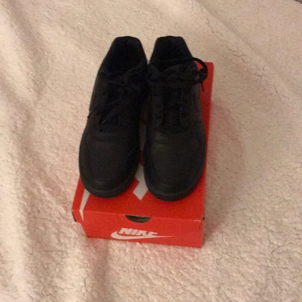Men’s size 8.5 Nike Ebernon Low